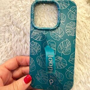 Loopy Case for iPhone 15 Pro - Righty - in Metallic Monstera